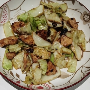 ご飯がすすむ☆鶏肉とキャベツのガリバタ炒め